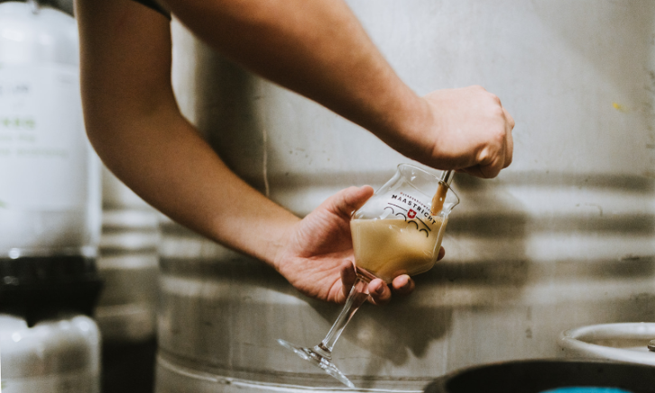 Stadsbrouwerij Maastricht bierglas vullen Stadsbrouwerij Maastricht bierglas vullen